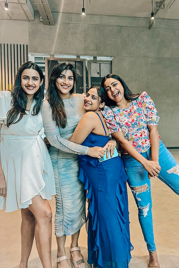 Jahnavi dasetty baby bump.. Niharika konidela Spend Time With Friends Photos8