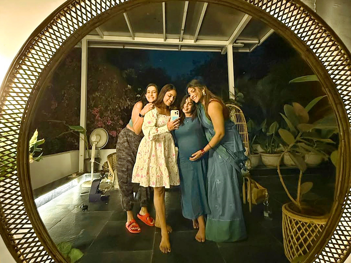 Jahnavi dasetty baby bump.. Niharika konidela Spend Time With Friends Photos4