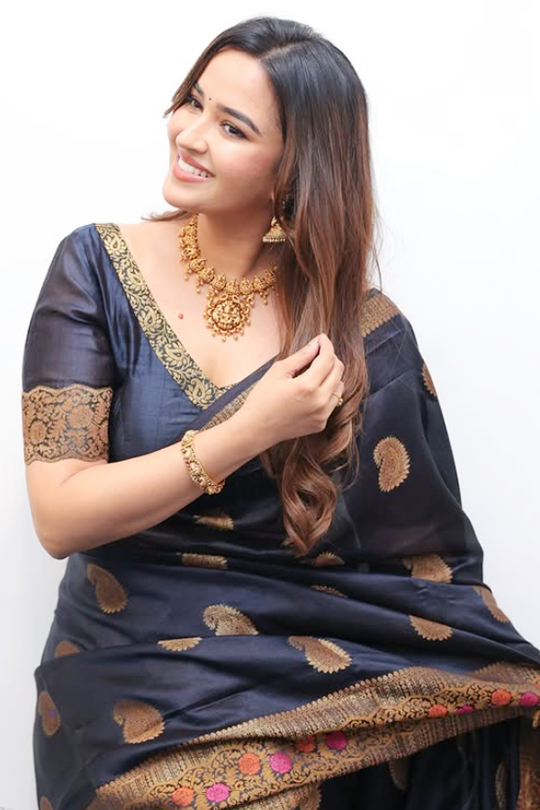 Pujita Ponnada Traditional classy photos 7