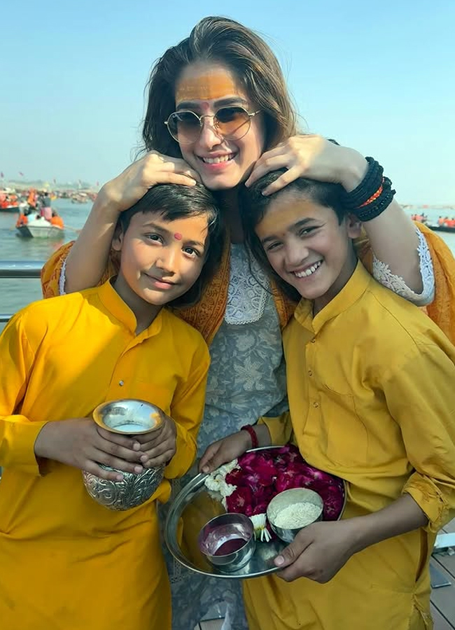 Trending beauty in Kumbh Mela with mother15