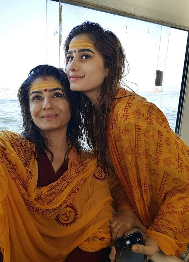 Trending beauty in Kumbh Mela with mother16