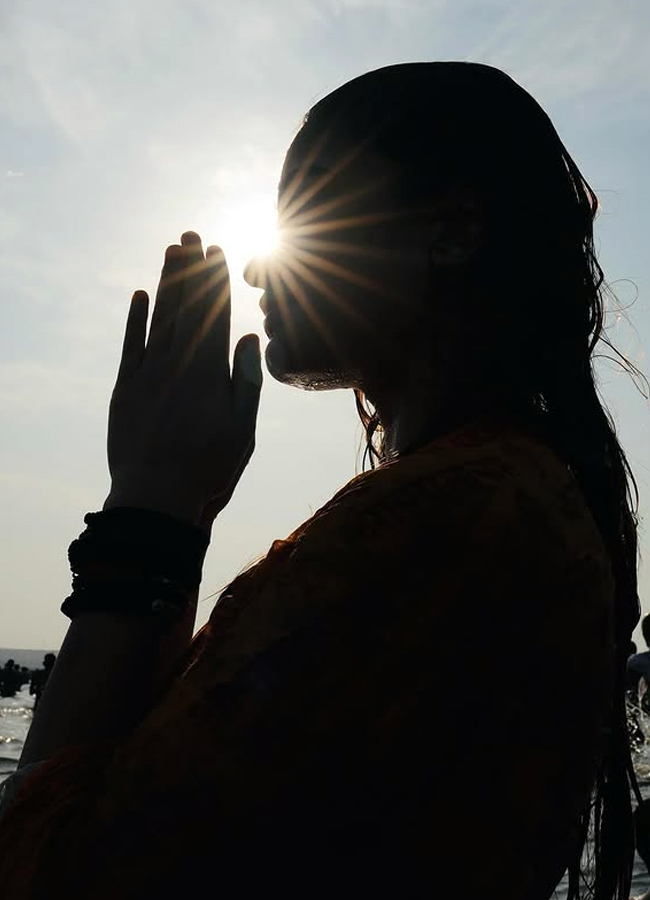 Trending beauty in Kumbh Mela with mother4