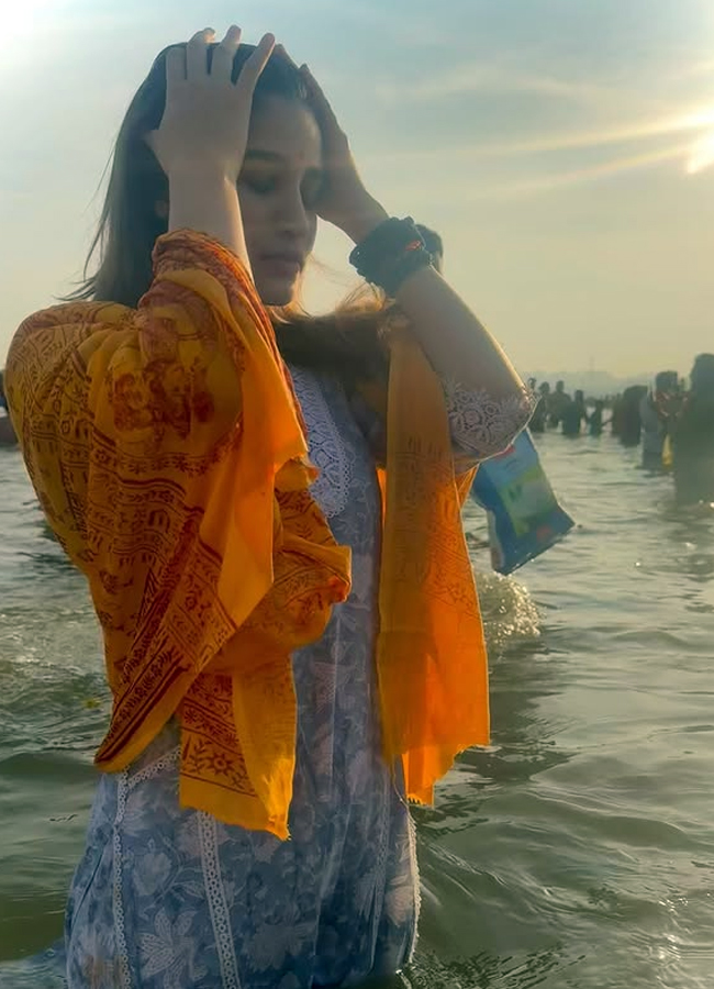 Trending beauty in Kumbh Mela with mother8