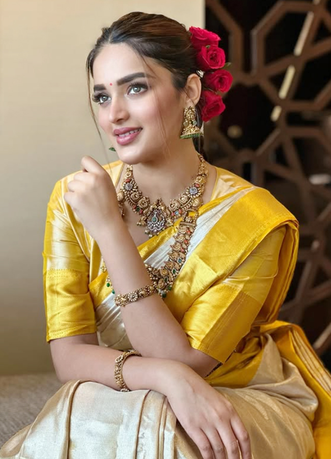 Nidhhi Agerwal shines like gold in gold jewellery7