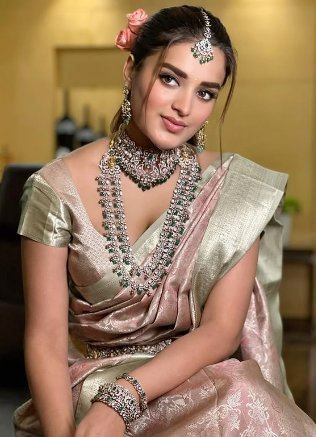 Nidhhi Agerwal shines like gold in gold jewellery10