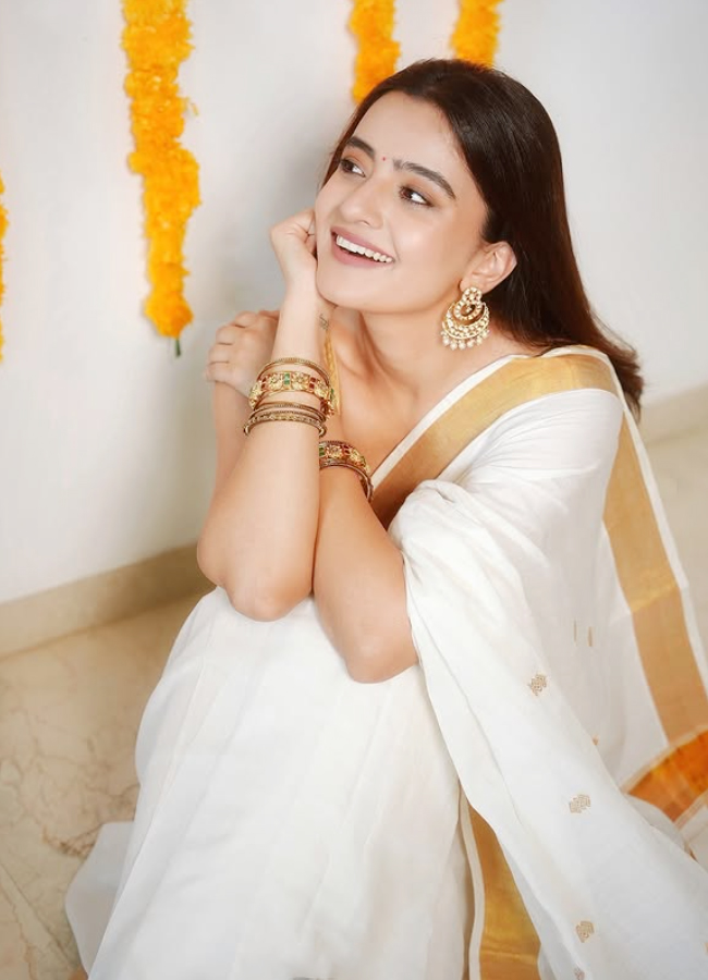 Rukshar Dhillon Dazzles In Saree Photos6