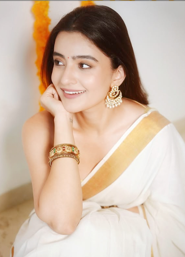 Rukshar Dhillon Dazzles In Saree Photos7