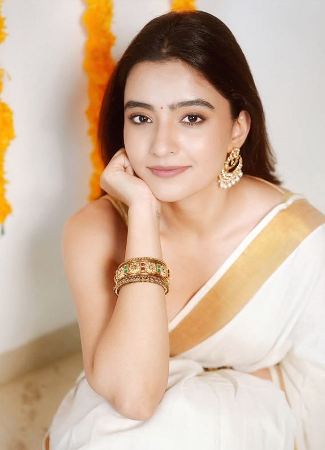 Rukshar Dhillon Dazzles In Saree Photos8