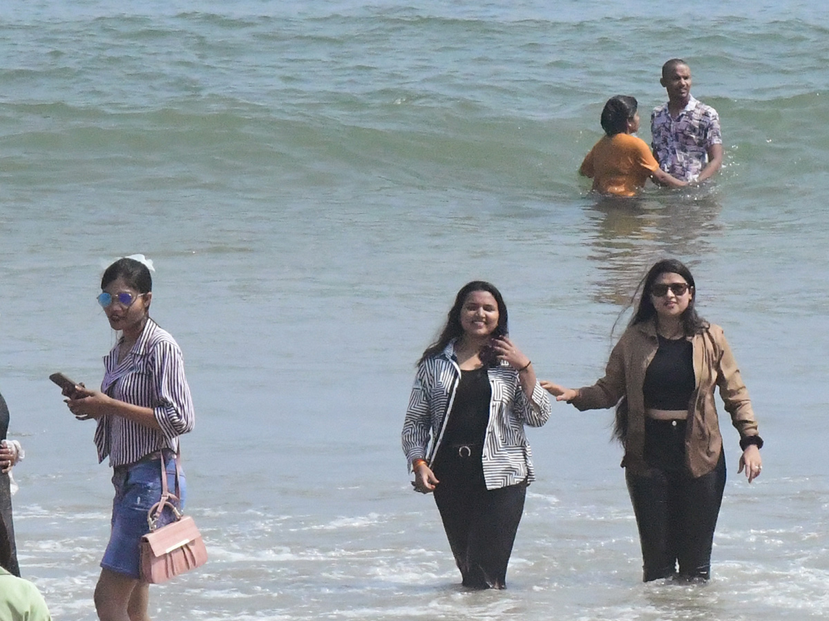 Sunday Visakhapatnam Beach Photos15