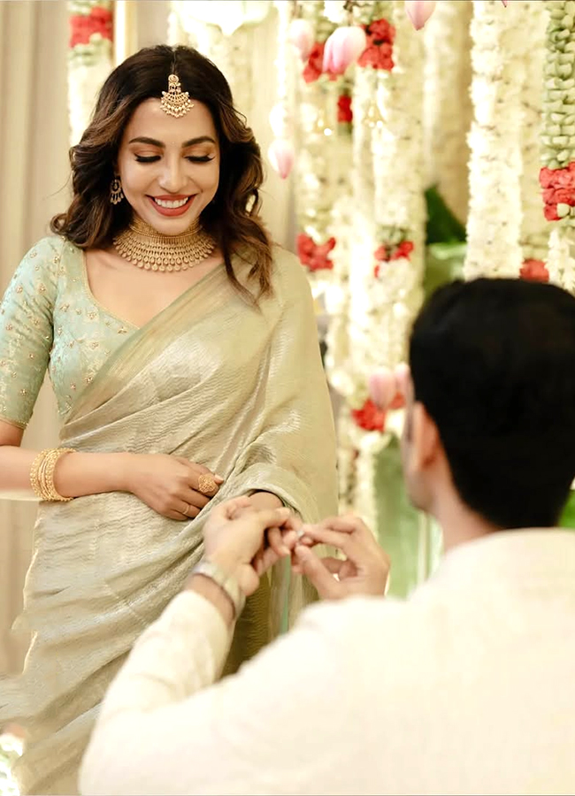 Actor Parvati Nair Gets Engaged To Businessman Aashrith Ashok Photos Goes Viral14