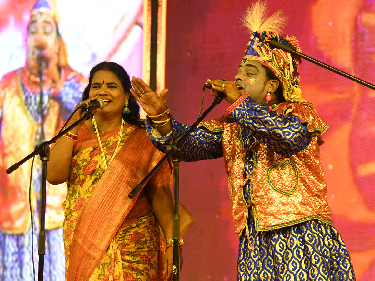 Srikakulam: Singer Mangli creates a buzz on the grounds of the Arts College10