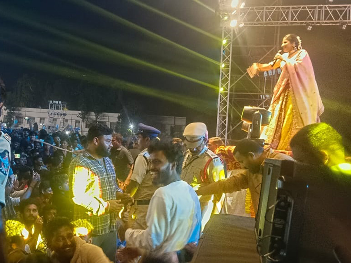 Srikakulam: Singer Mangli creates a buzz on the grounds of the Arts College4