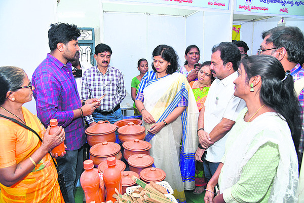 మహిళలు వ్యాపారవేత్తలుగా ఎదగాలి1