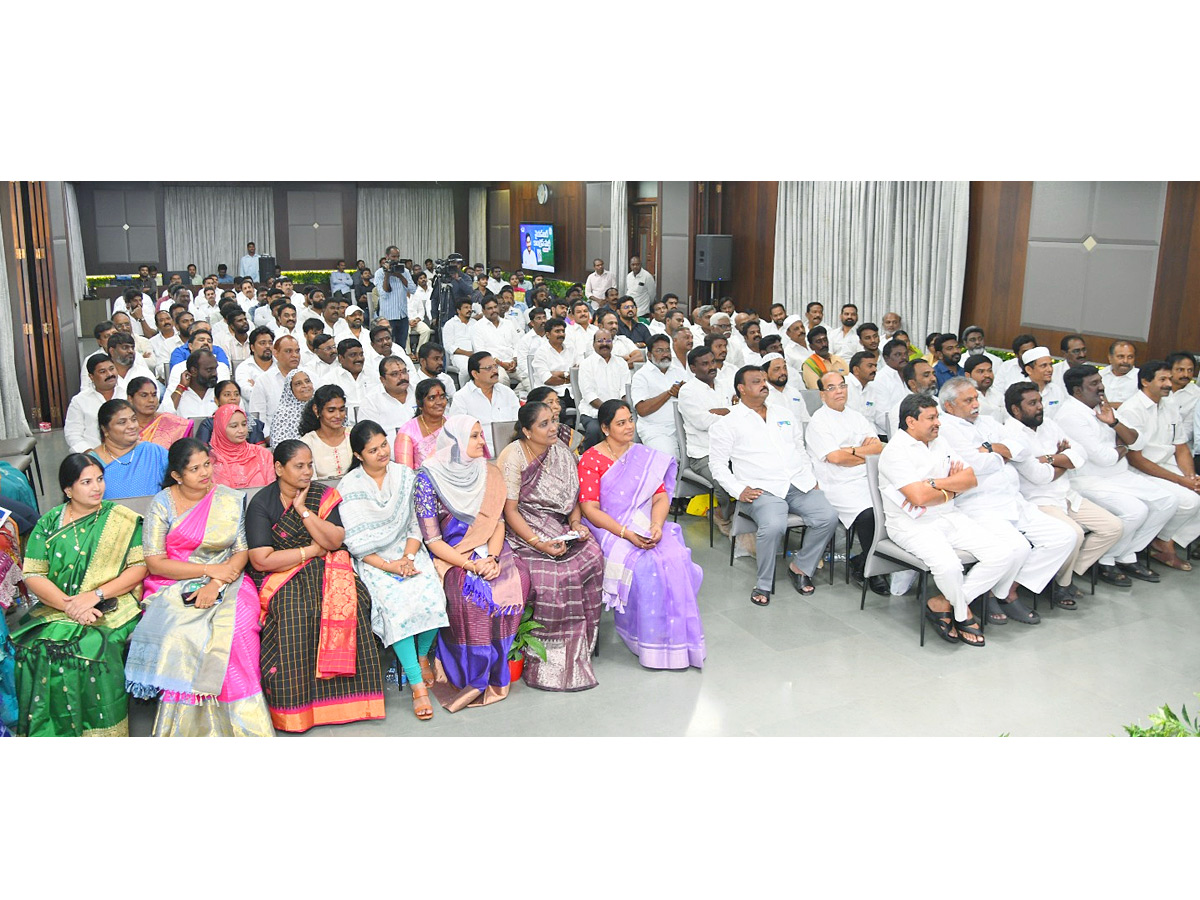 YS Jagan Key Meeting With Vijayawada YSRCP Corporators Photos2