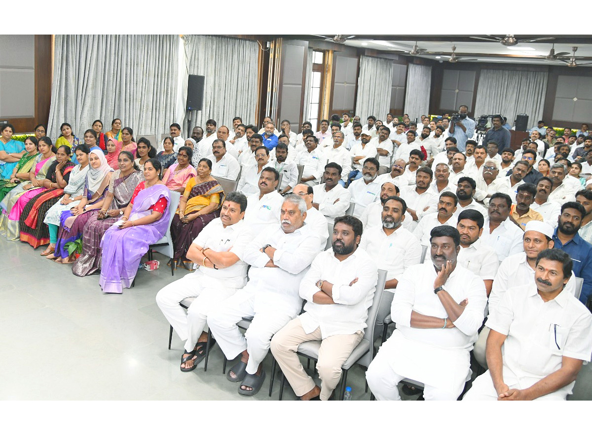 YS Jagan Key Meeting With Vijayawada YSRCP Corporators Photos3