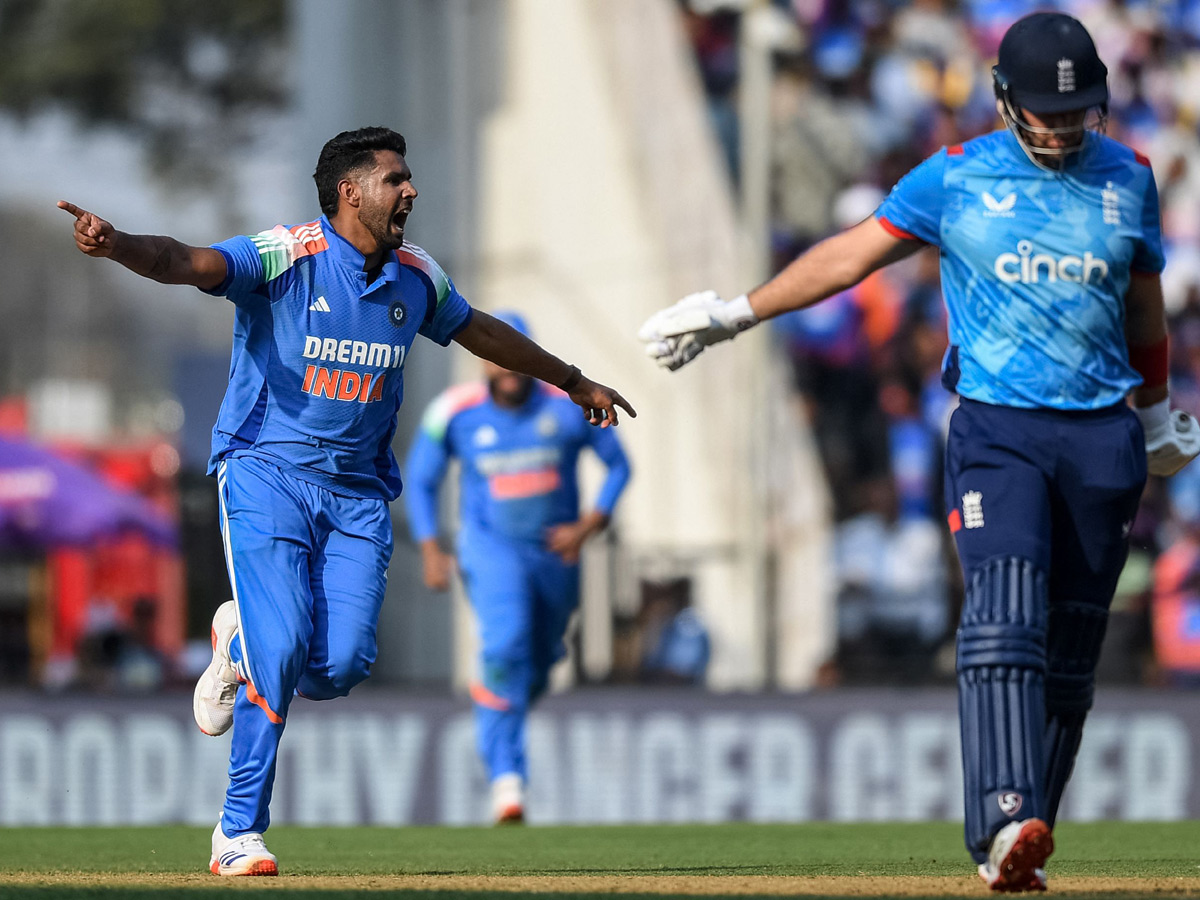 1st ODI: India beat England by 4 wickets Photos10