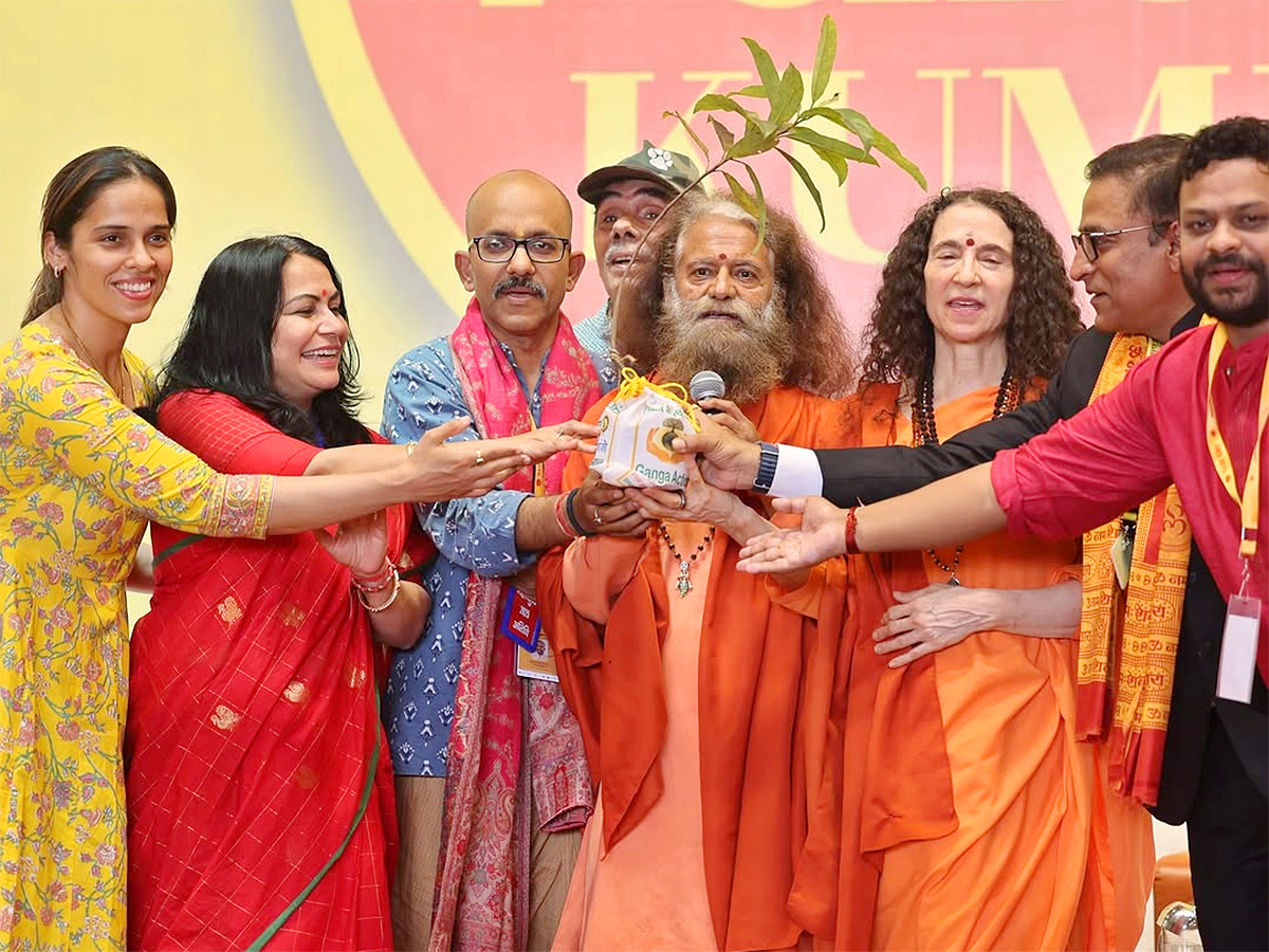 Saina Nehwal visited the ongoing Maha Kumbh11