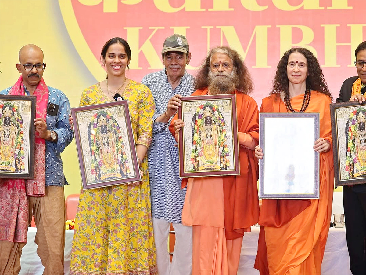 Saina Nehwal visited the ongoing Maha Kumbh12