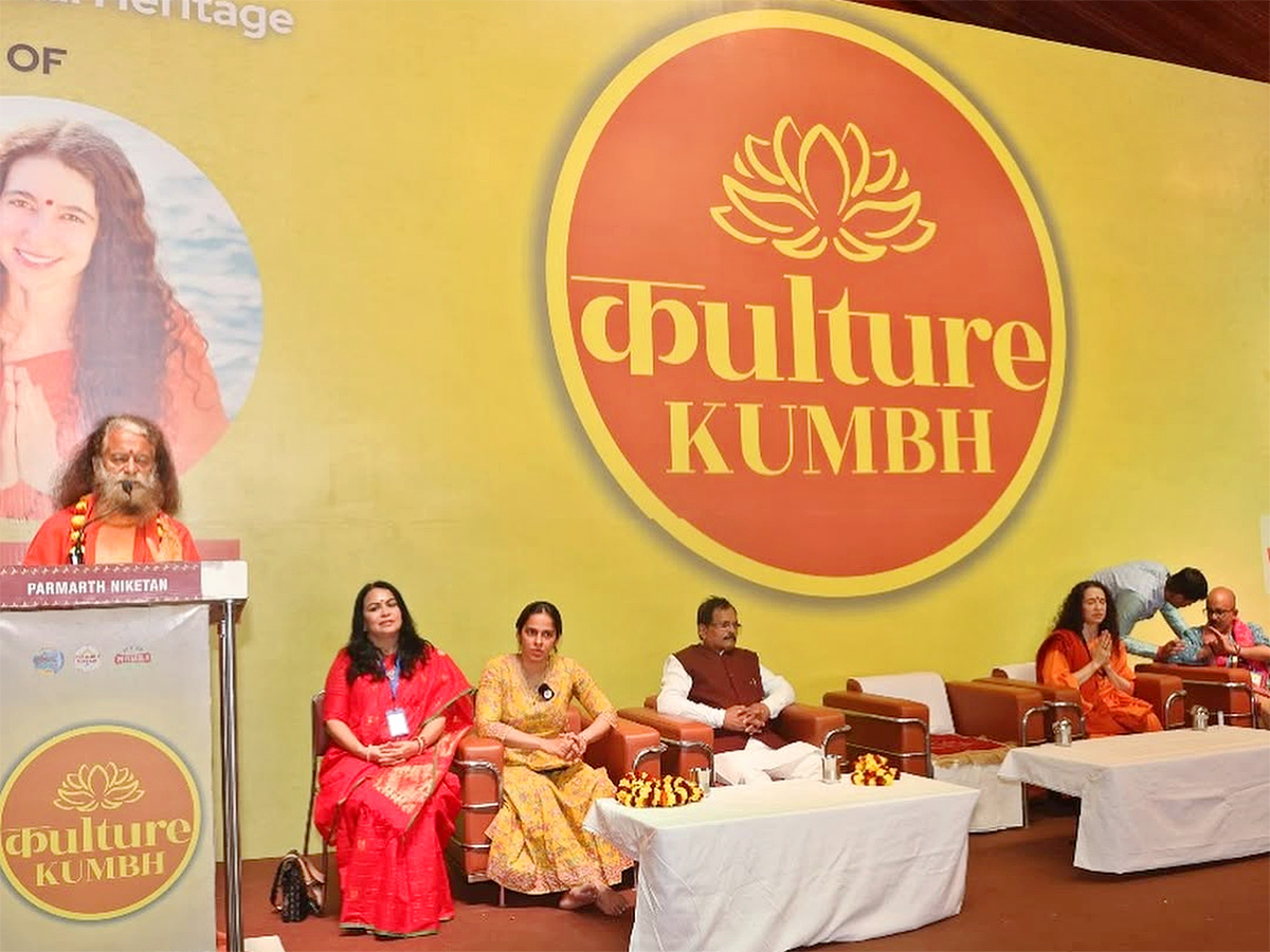 Saina Nehwal visited the ongoing Maha Kumbh14