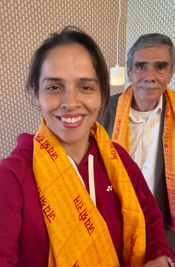 Saina Nehwal visited the ongoing Maha Kumbh4