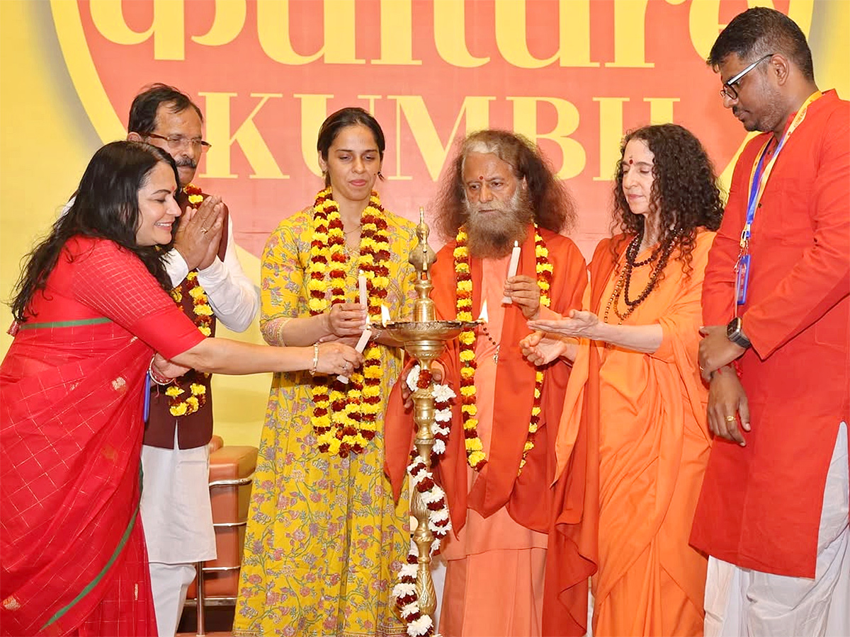 Saina Nehwal visited the ongoing Maha Kumbh6