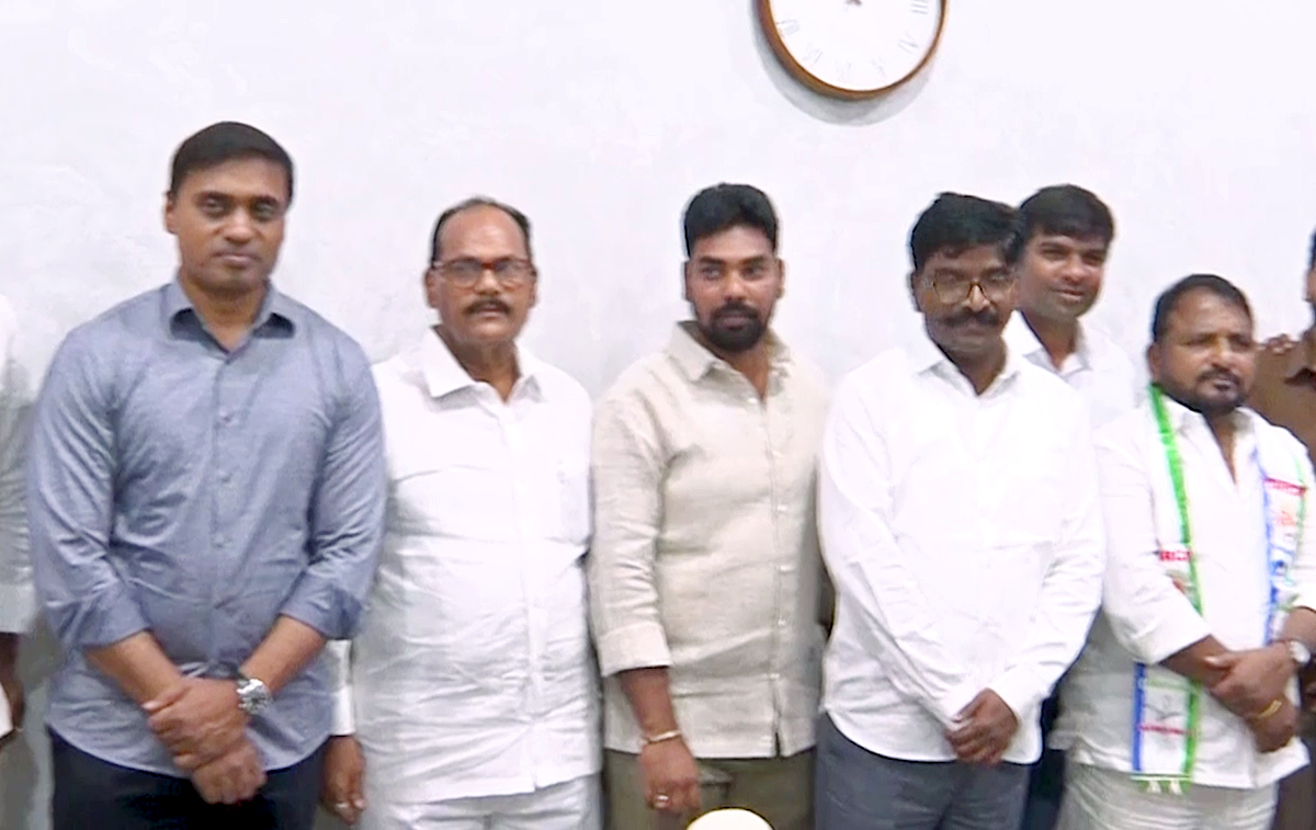 Congress Leader Sailajanath Joins YSRCP Photos12