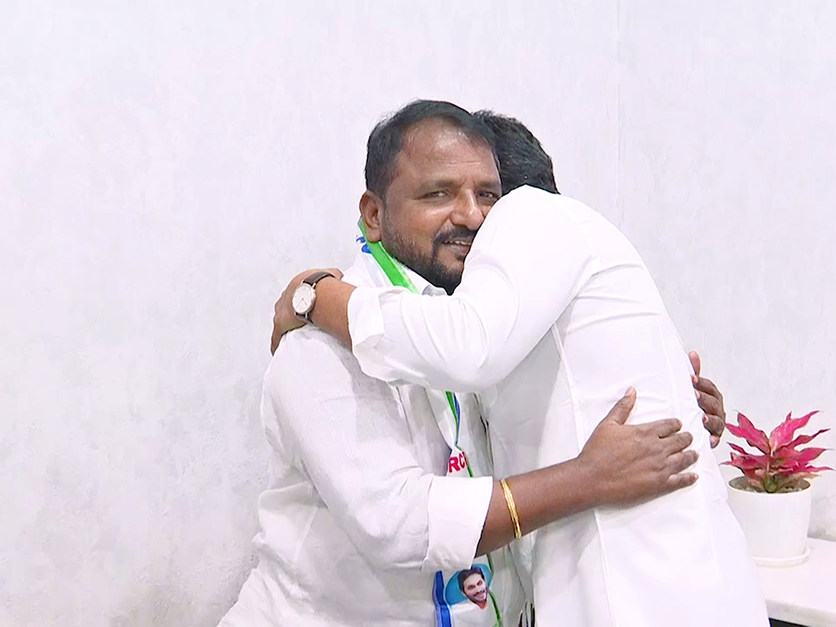 Congress Leader Sailajanath Joins YSRCP Photos14