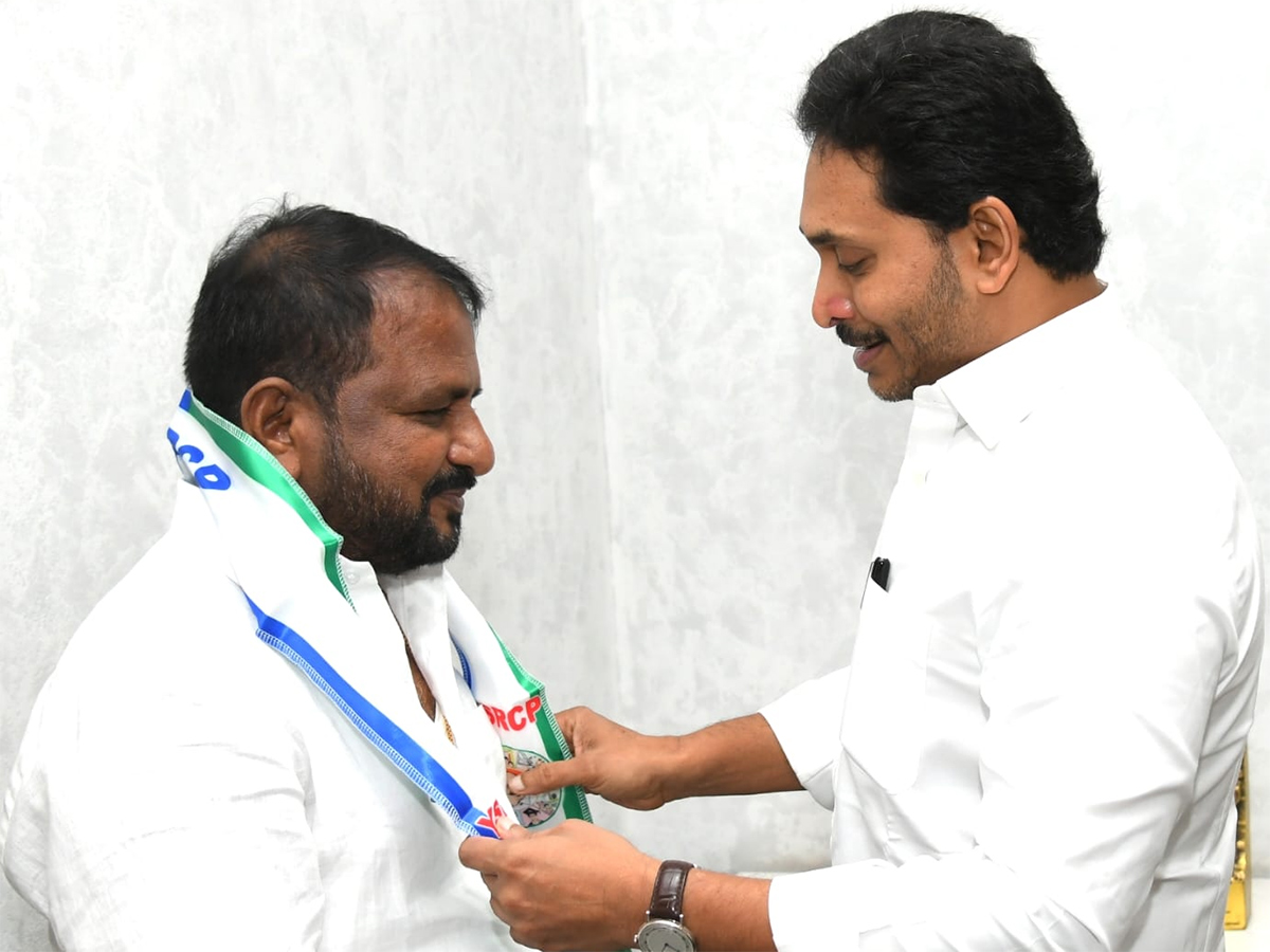 Congress Leader Sailajanath Joins YSRCP Photos2