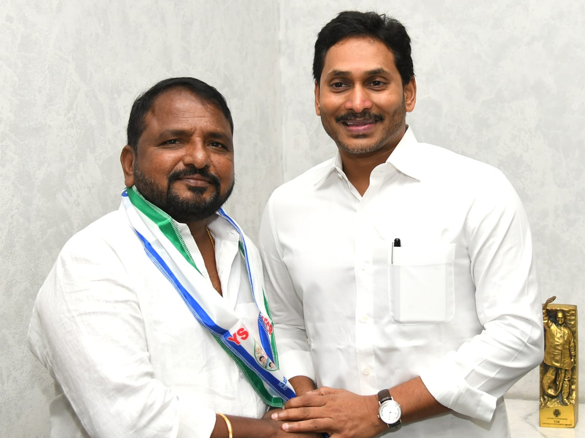 Congress Leader Sailajanath Joins YSRCP Photos3