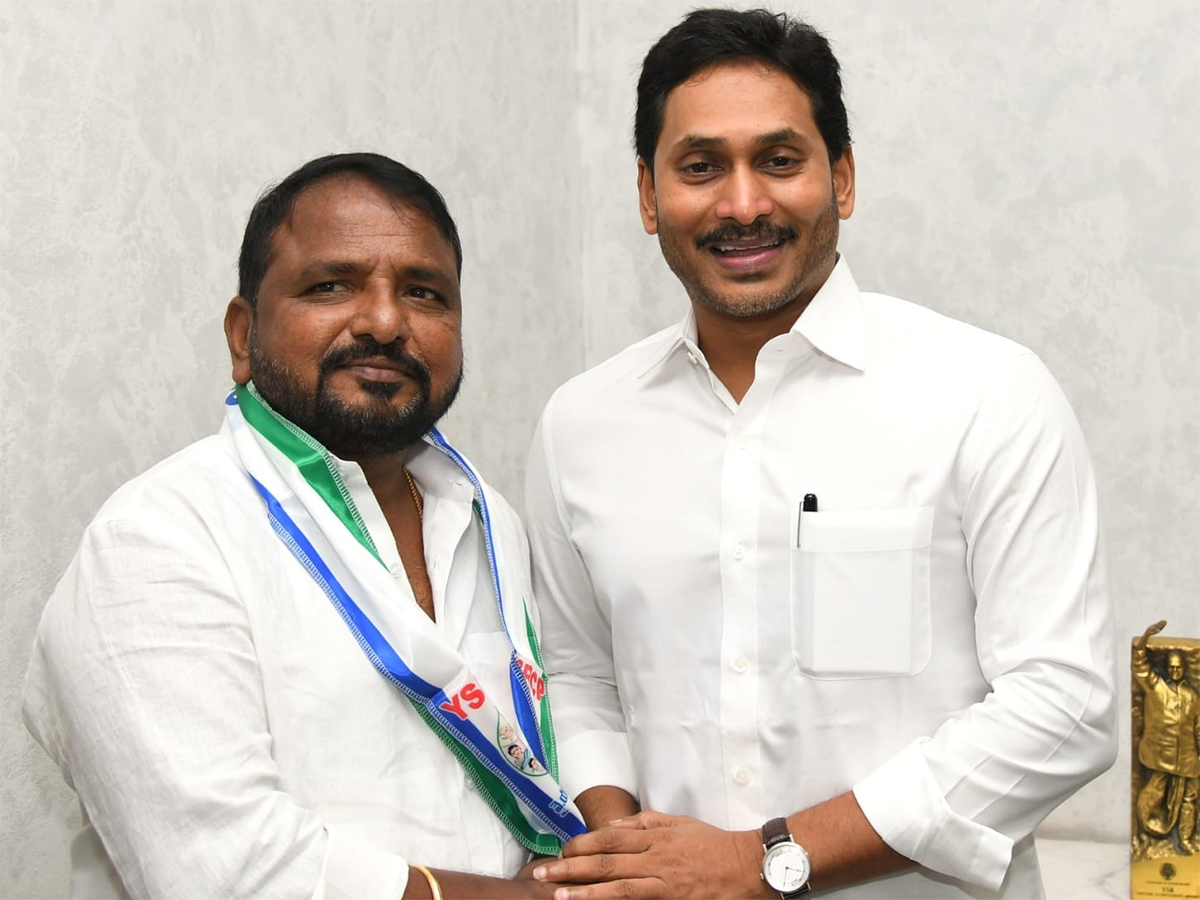 Congress Leader Sailajanath Joins YSRCP Photos6