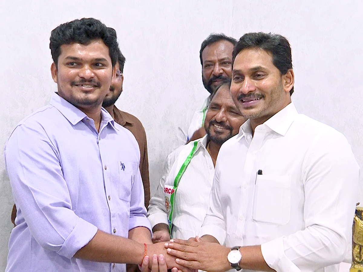 Congress Leader Sailajanath Joins YSRCP Photos7