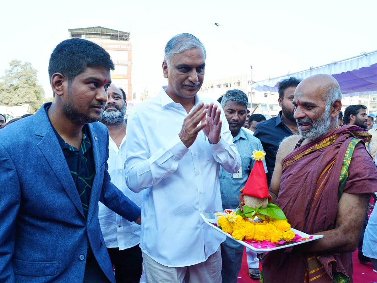 Hyderabad: Harish Rao inaugurates Arjun TVS Showroom 4