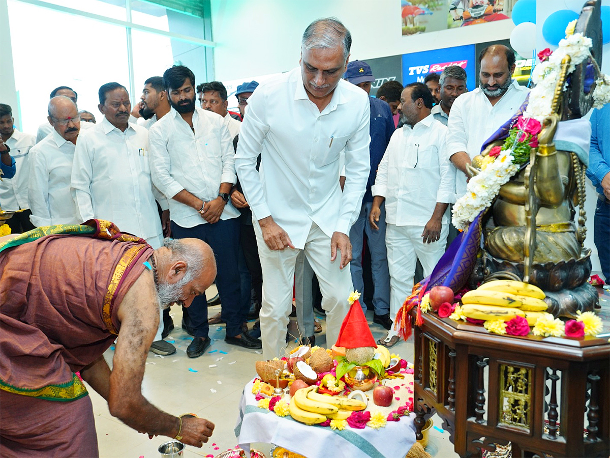 Hyderabad: Harish Rao inaugurates Arjun TVS Showroom 8