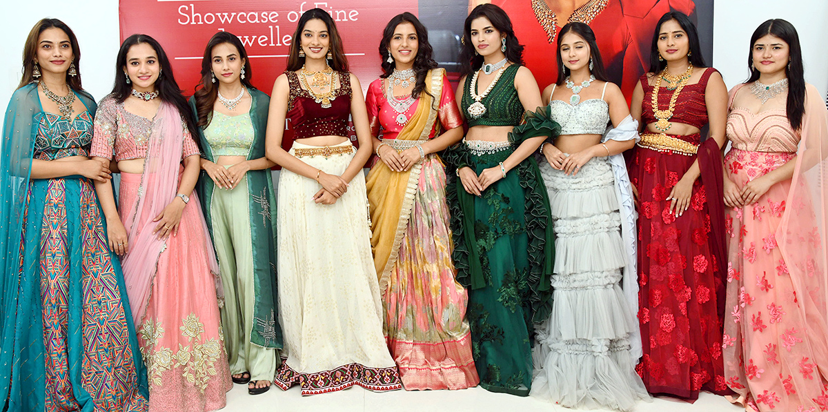 Models shine at the Asian Jewelry Exhibition Photos2