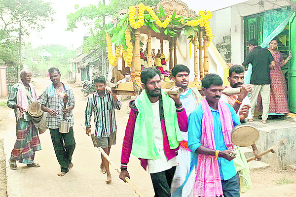 వైభవంగా లక్ష్మీనరసింహస్వామి తిరువీధి 1