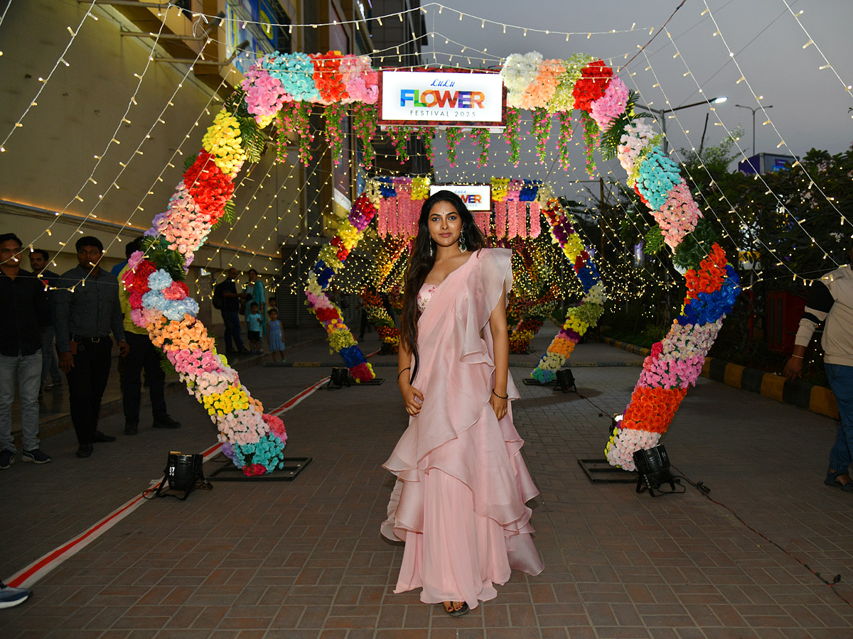 Divi Vadthya Inaugurated Lulu FLower Festival Season 2 2025 At Hyderabad Photos10