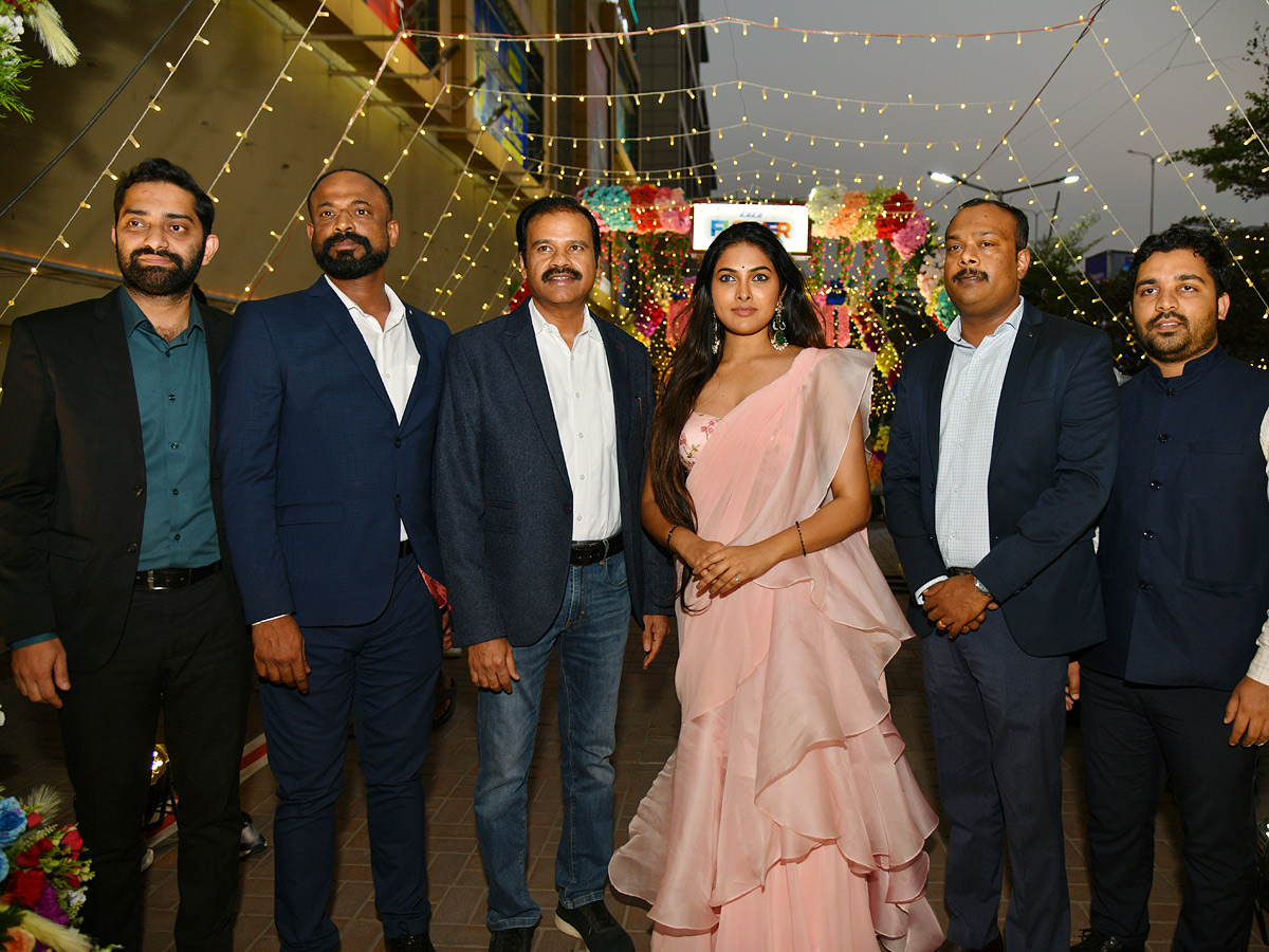 Divi Vadthya Inaugurated Lulu FLower Festival Season 2 2025 At Hyderabad Photos11