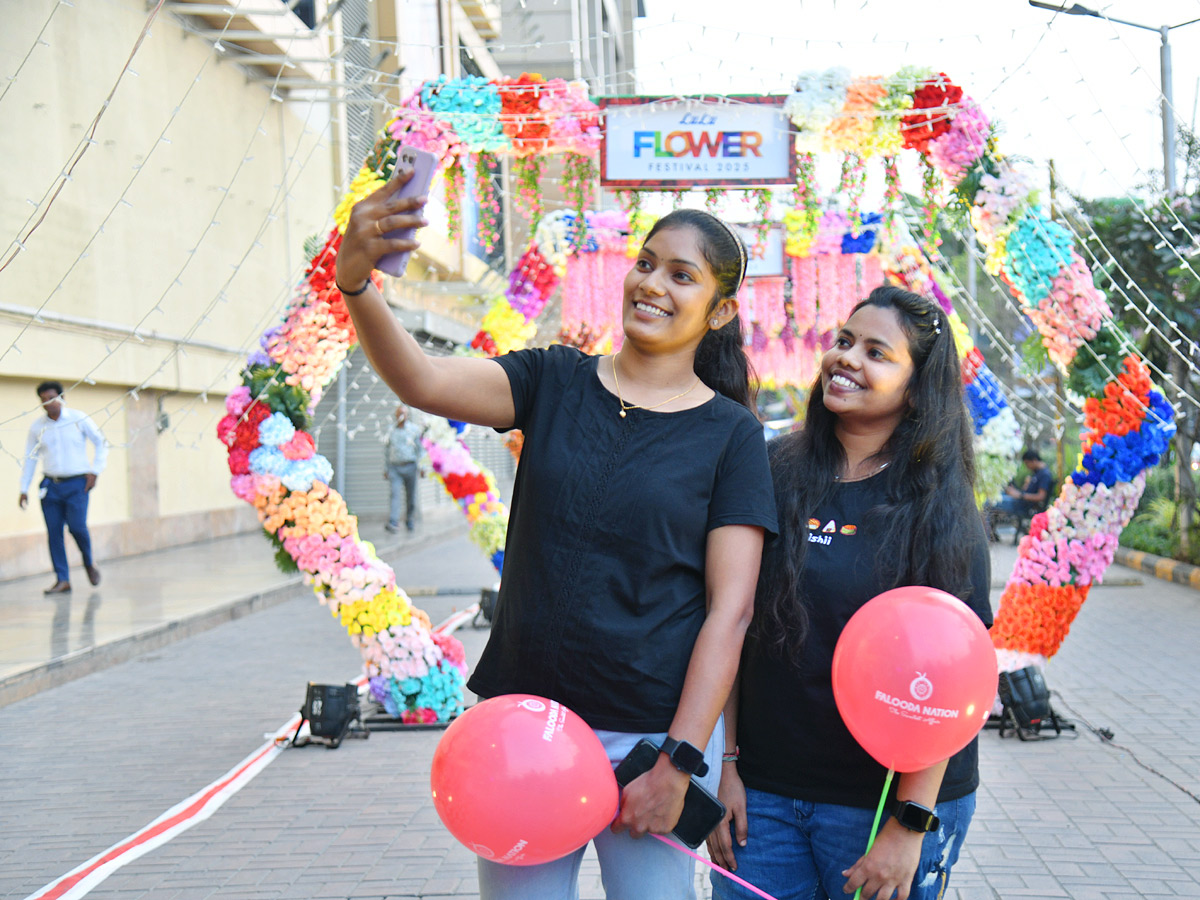 Divi Vadthya Inaugurated Lulu FLower Festival Season 2 2025 At Hyderabad Photos13