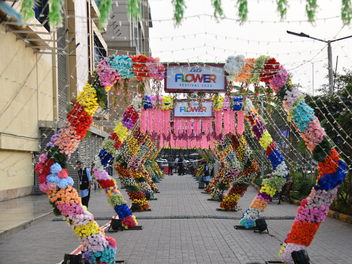 Divi Vadthya Inaugurated Lulu FLower Festival Season 2 2025 At Hyderabad Photos14