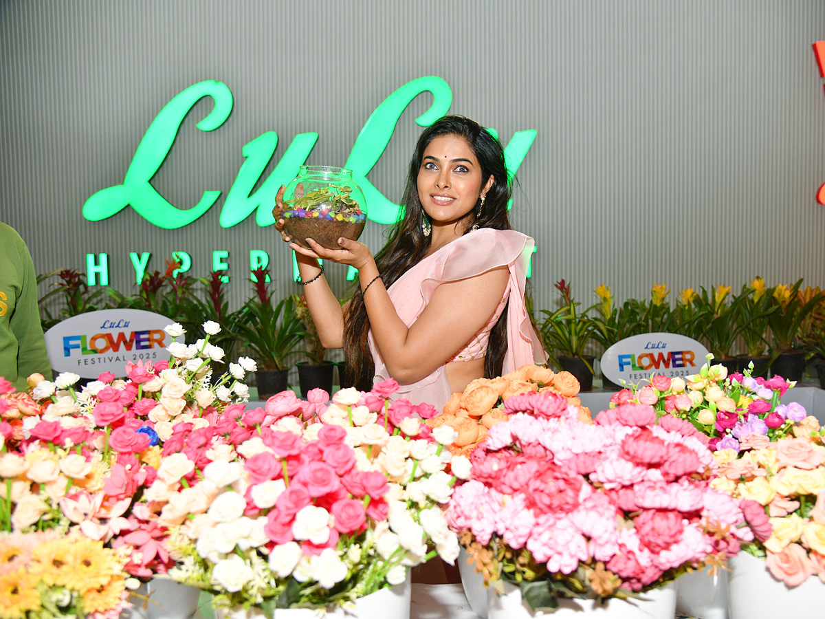 Divi Vadthya Inaugurated Lulu FLower Festival Season 2 2025 At Hyderabad Photos6