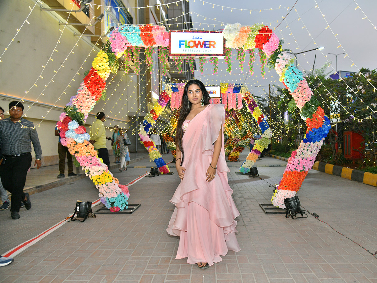 Divi Vadthya Inaugurated Lulu FLower Festival Season 2 2025 At Hyderabad Photos8