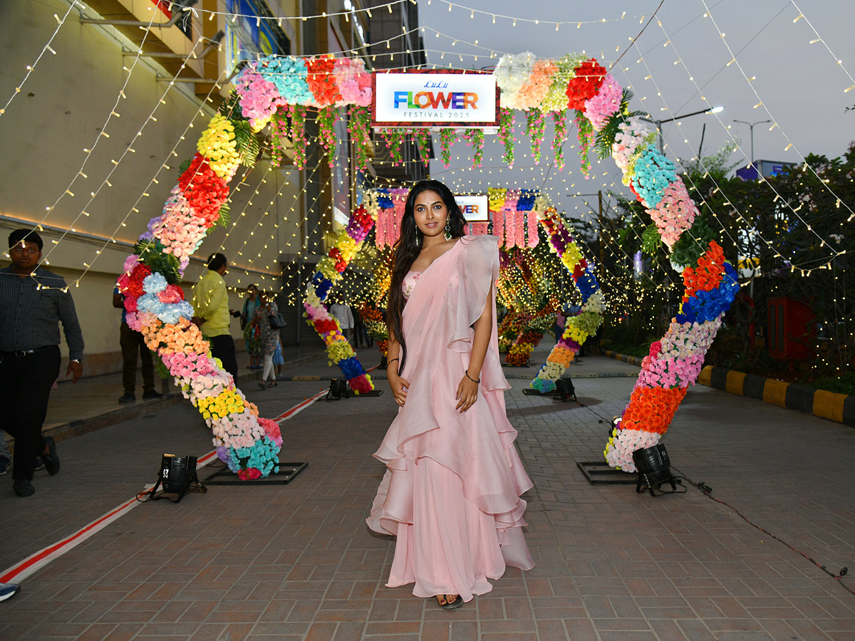 Divi Vadthya Inaugurated Lulu FLower Festival Season 2 2025 At Hyderabad Photos9