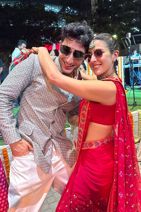 Sara Ali Khan Enjoys Friends Wedding, Shares Adorable Moments With Family Photos11