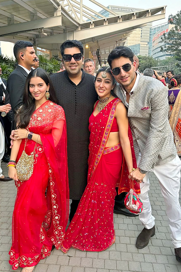 Sara Ali Khan Enjoys Friends Wedding, Shares Adorable Moments With Family Photos4