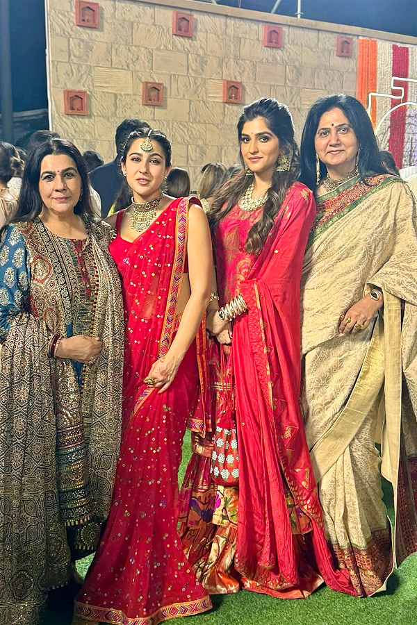 Sara Ali Khan Enjoys Friends Wedding, Shares Adorable Moments With Family Photos6