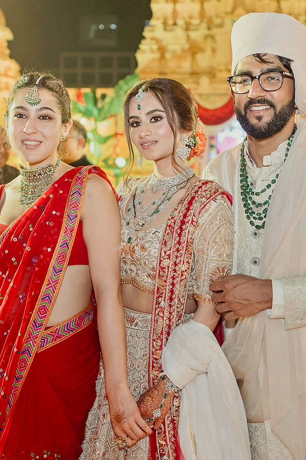 Sara Ali Khan Enjoys Friends Wedding, Shares Adorable Moments With Family Photos7