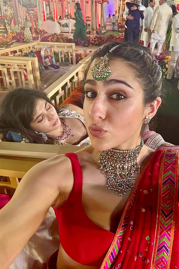 Sara Ali Khan Enjoys Friends Wedding, Shares Adorable Moments With Family Photos9