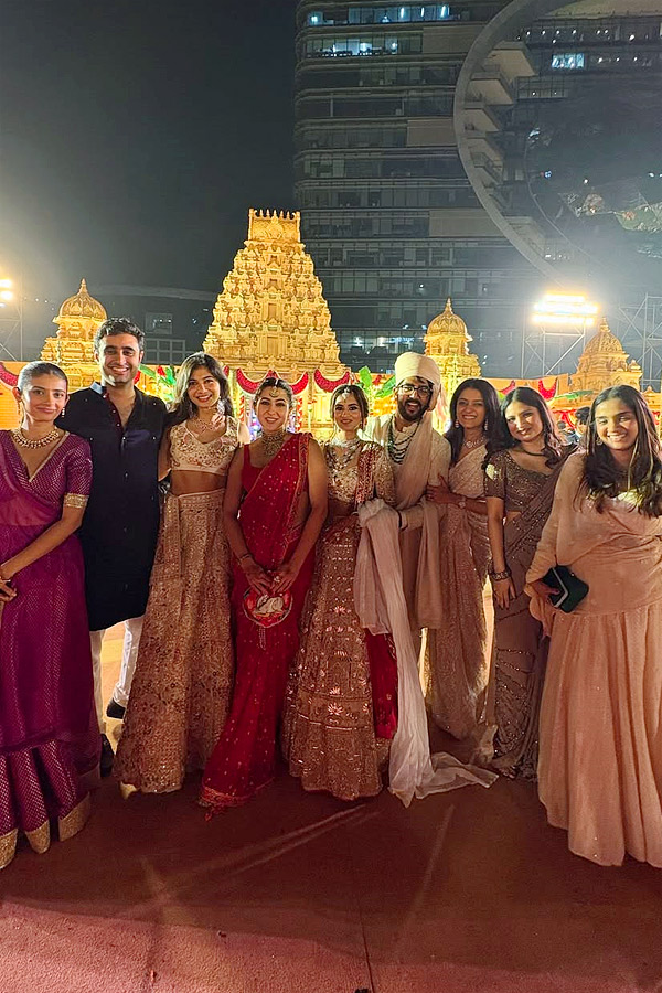 Sara Ali Khan Enjoys Friends Wedding, Shares Adorable Moments With Family Photos10