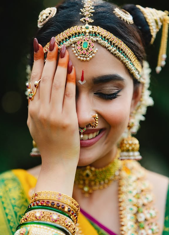 Keerthy Suresh looks stunning in her bridal saree7