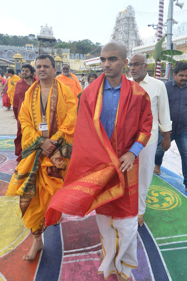 World Chess Champion Gukesh Dommaraju Visits Tirumala With Family Photos10